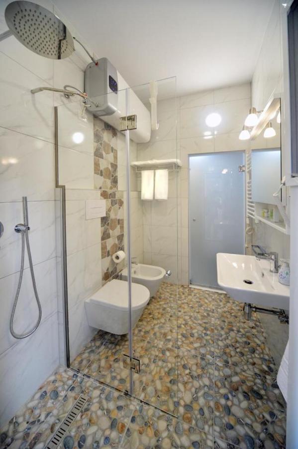 Konak Rooms L Skanderbeg Square Tirana Bagian luar foto